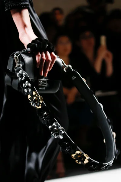 Look 100